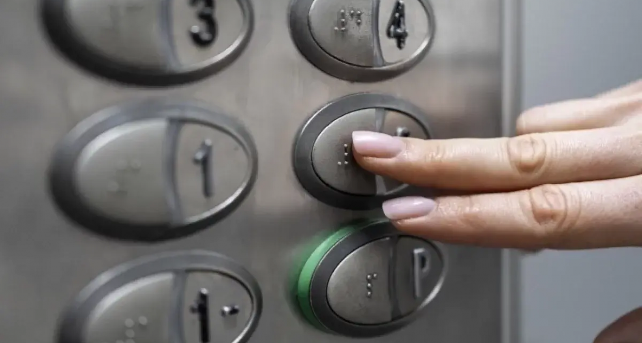 Лифт с двумя 15-летними подростками рухнул в шахту и пробил трубу с кипятком в Уфе